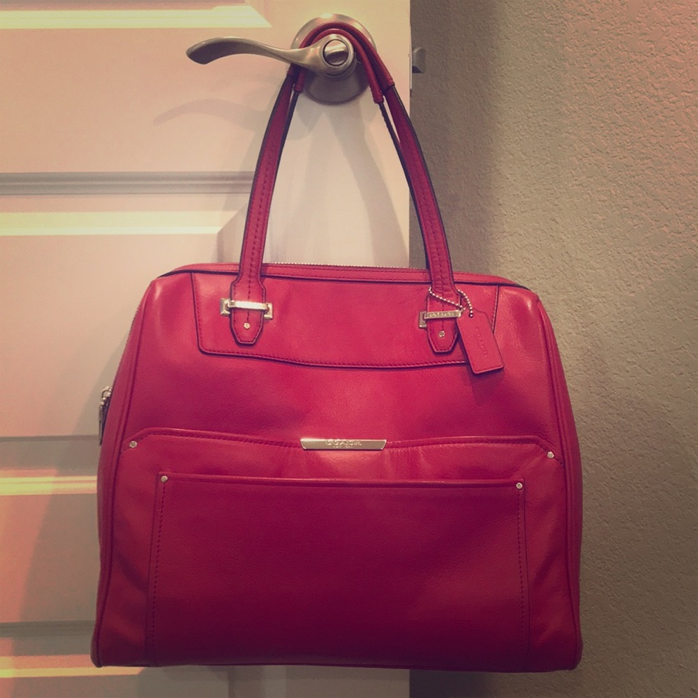 Small to medium sized tote. Great for traveling